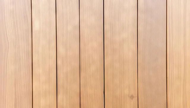 Revêtement en bois naturel.